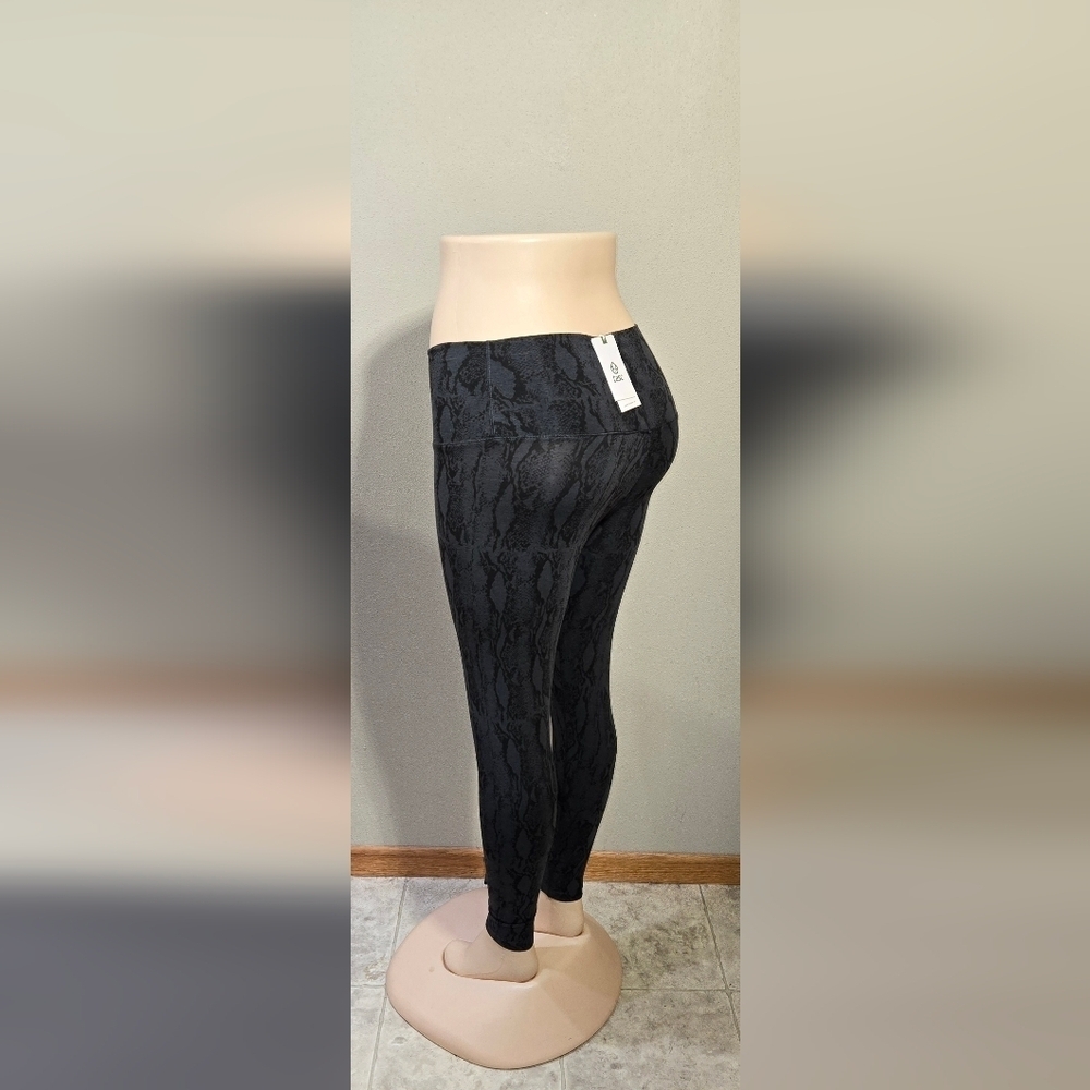 NWT tasc Performance ALLways 7/8 Pocket Leggings Black Snake Size Small